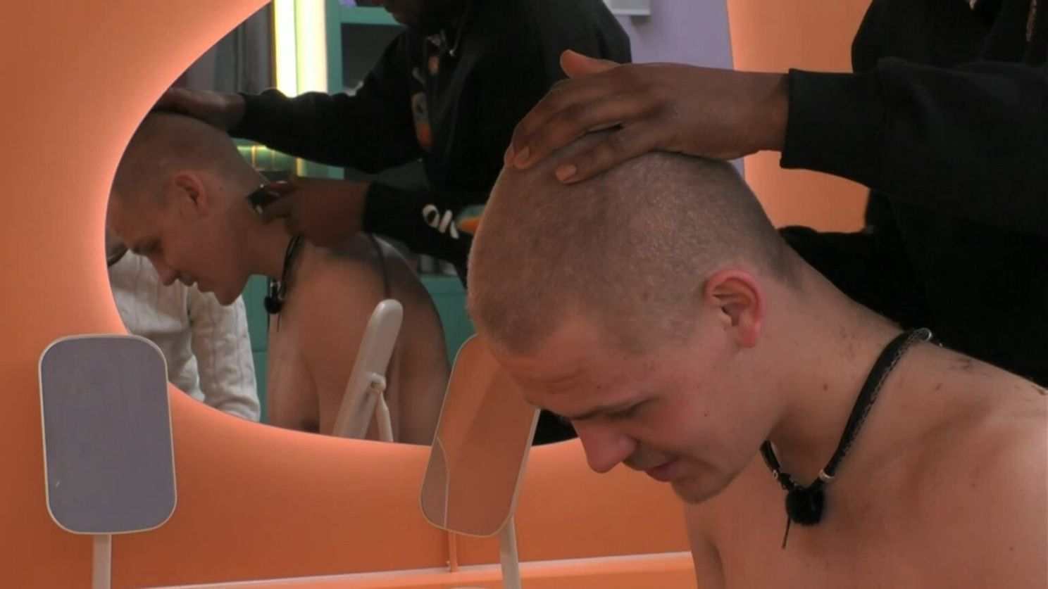 Jason uit Big Brother gaat voor een nieuw kapsel